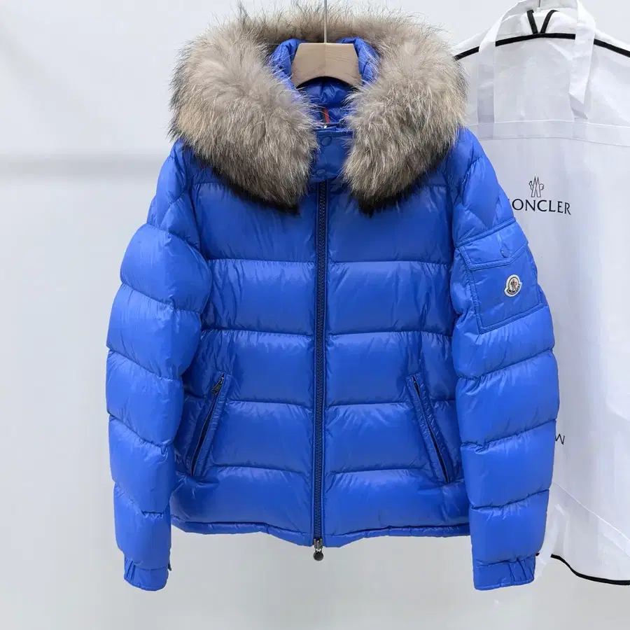 [S+급/4] 몽클레어 마야 유광 후드 퍼 숏패딩 블루
