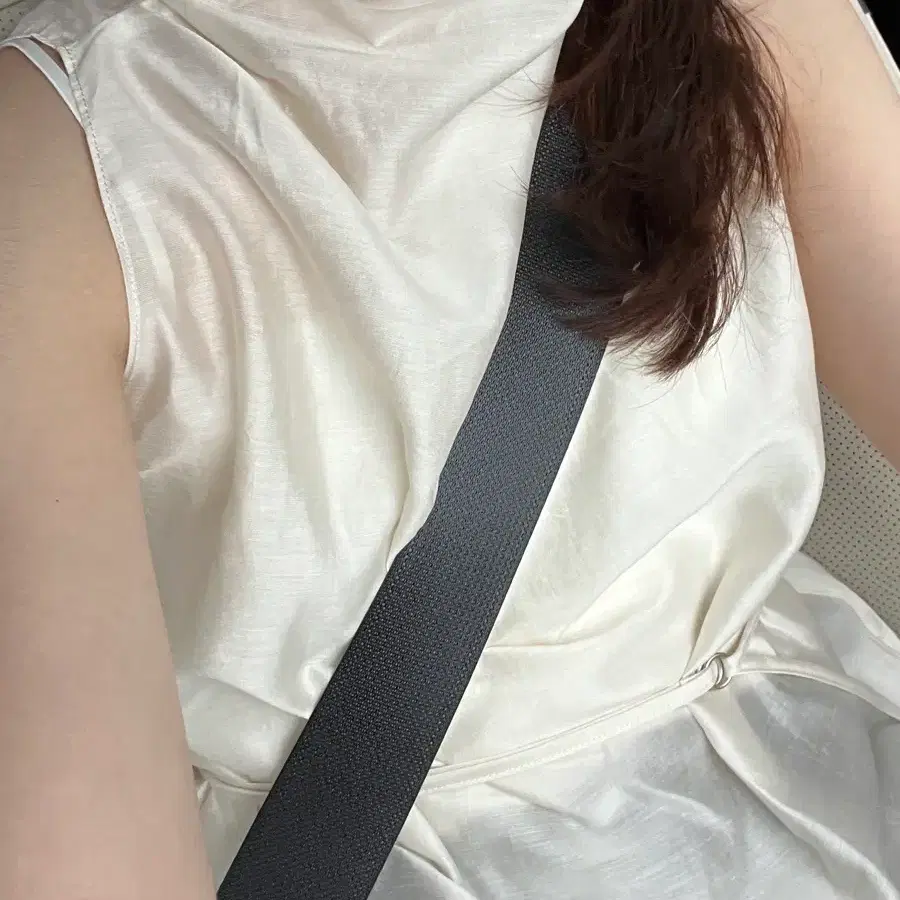 한유주코어 홀터넥 오간자 블라우스