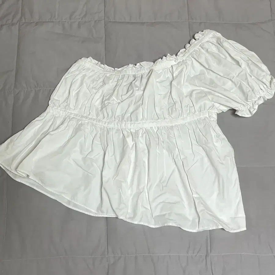 lea 르에 안나 오프숄더 셔링 탑 원숄더 블라우스 ANA OFFSHOULDER TOP