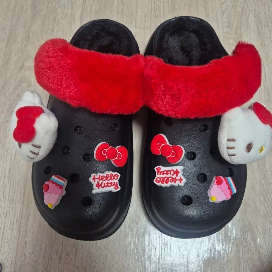 헬로키티 퍼 슬리퍼 블랙