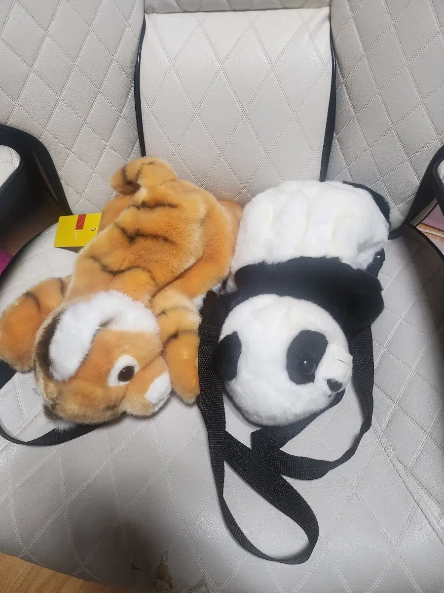 에버랜드 정품 푸바오 가방 및 호랑이 가방 팝니다.