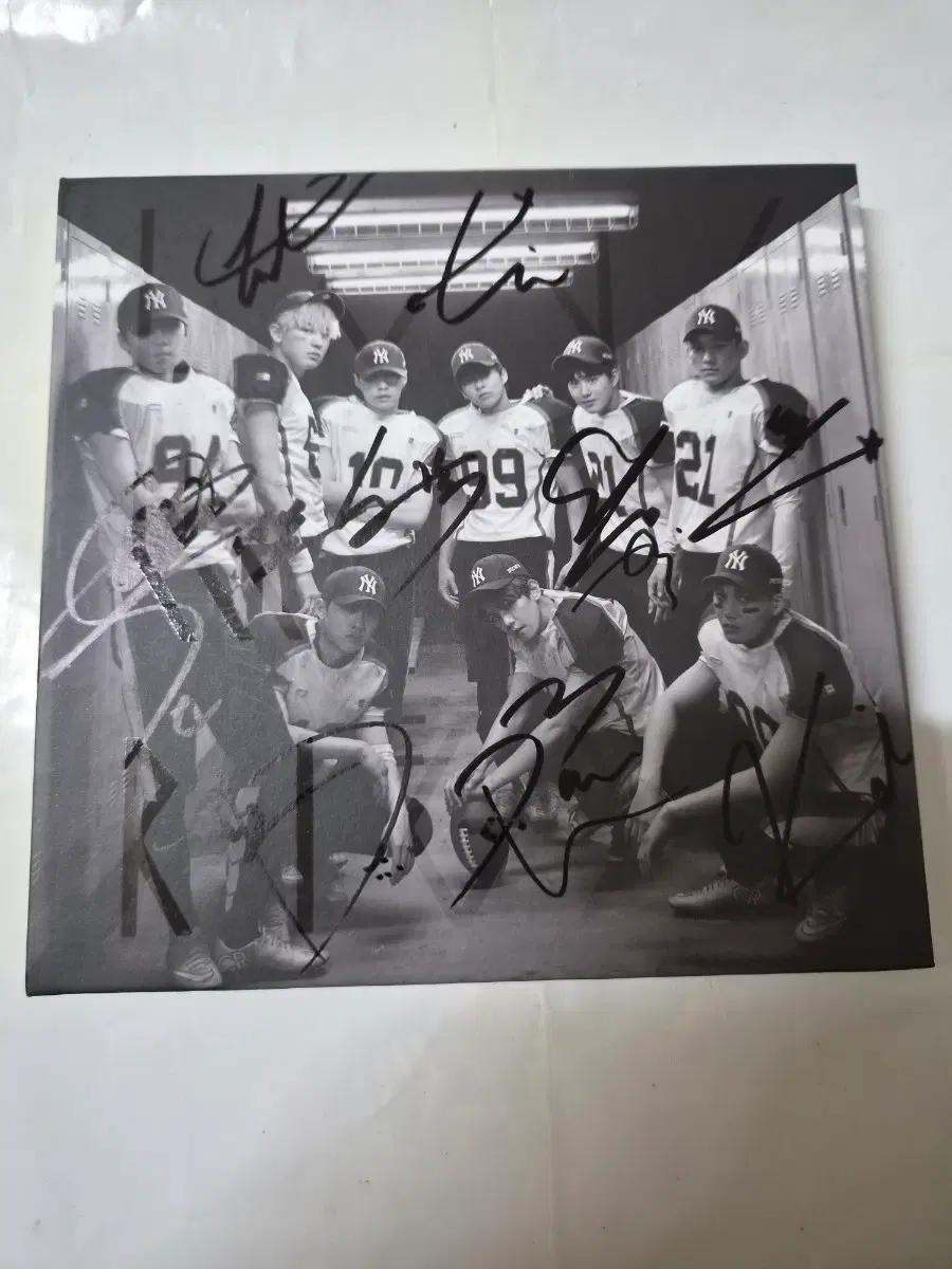 (비매)엑소 정규2집 LOVE ME RIGHT 전멤버싸인 cd 올립니다 구성품다있어요 깨끗합니다
