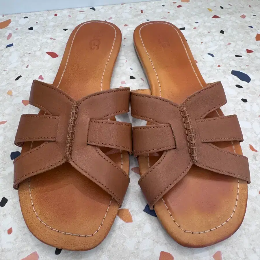 UGG 레더스트랩 티그 샌들 (240)