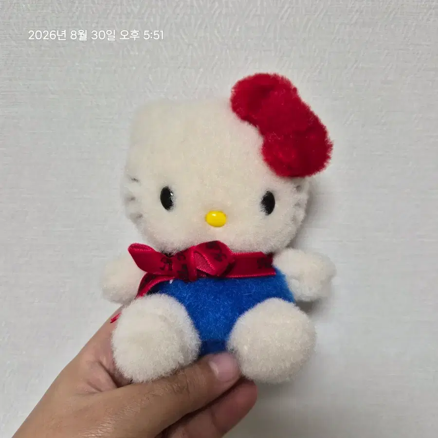 벨벳 뽀송 뉴레트로 키티 키링 인형