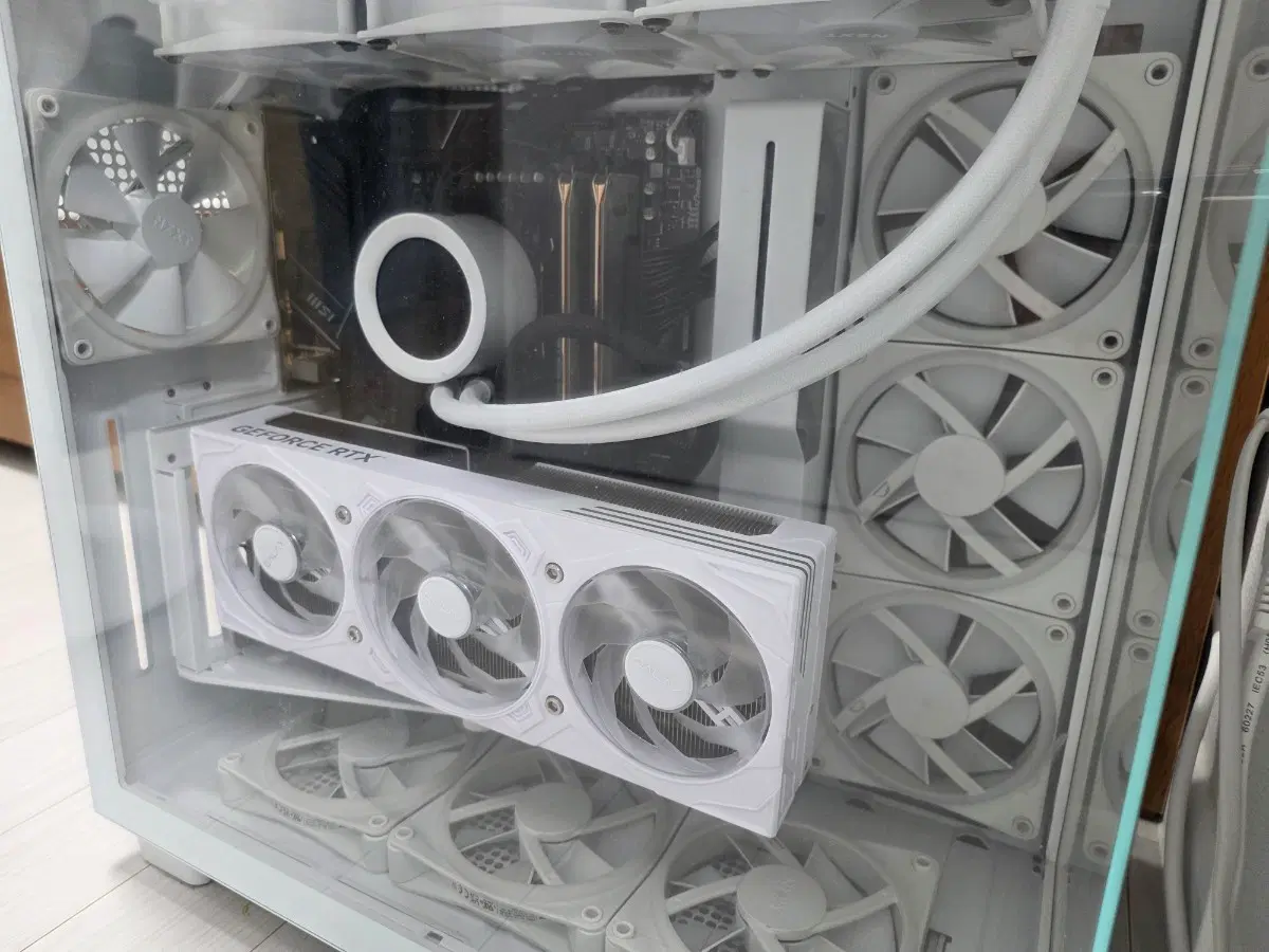 화이트 컴퓨터 본체 RTX 그래픽카드 포함
