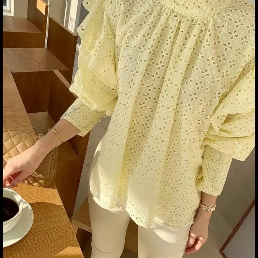 바이씨니 노랑 펀칭 프릴 블라우스