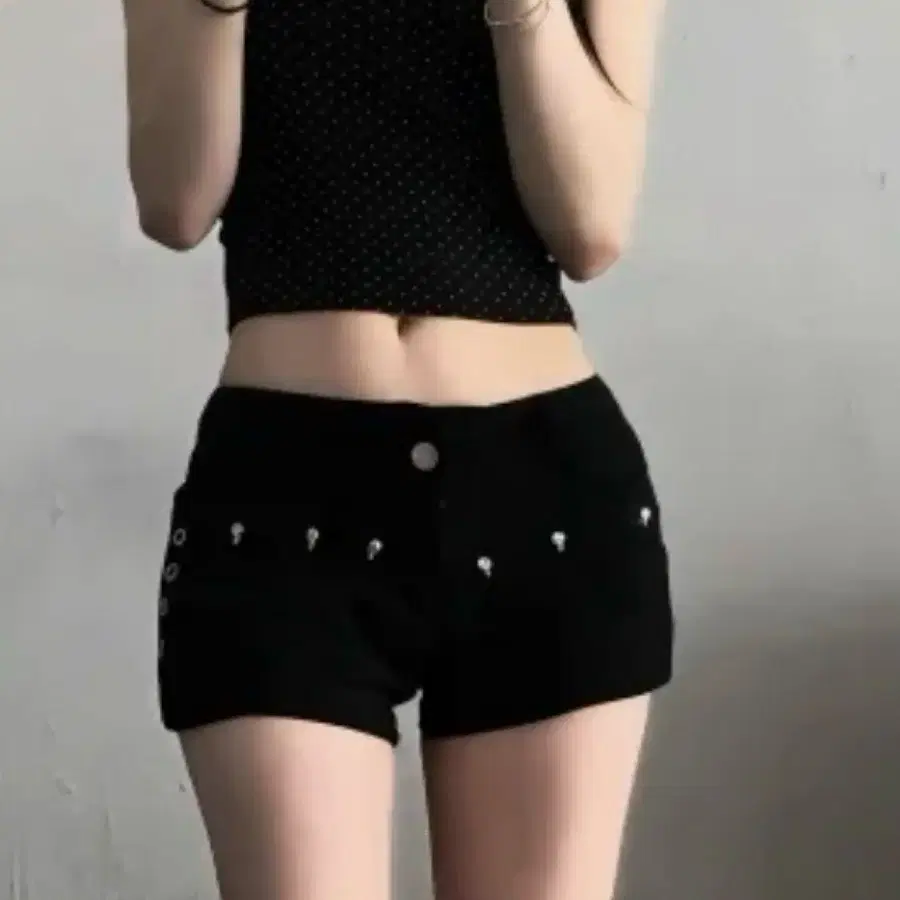 [메종스튜디오] Y2K 누아르 스컬 스터드 숏팬츠