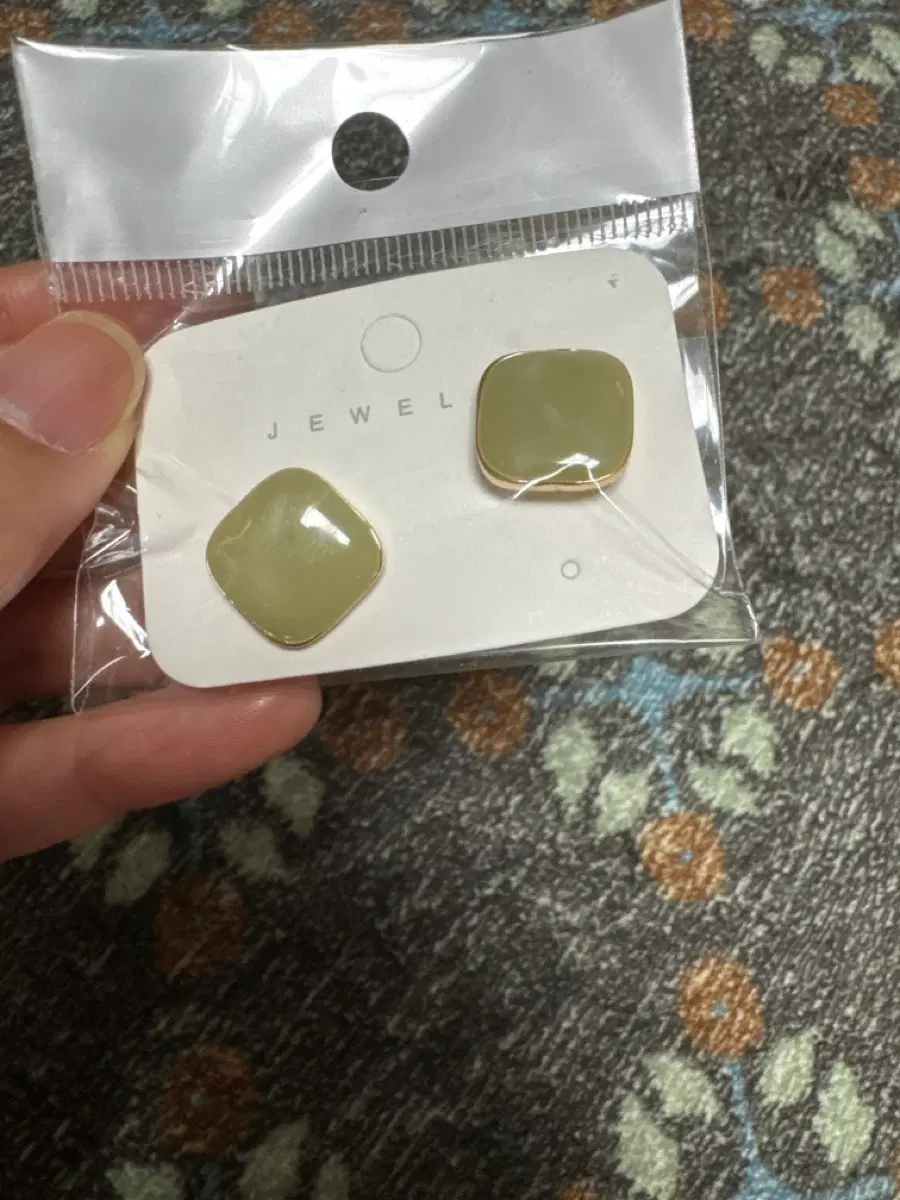 스퀘어 귀걸이 올리브그린