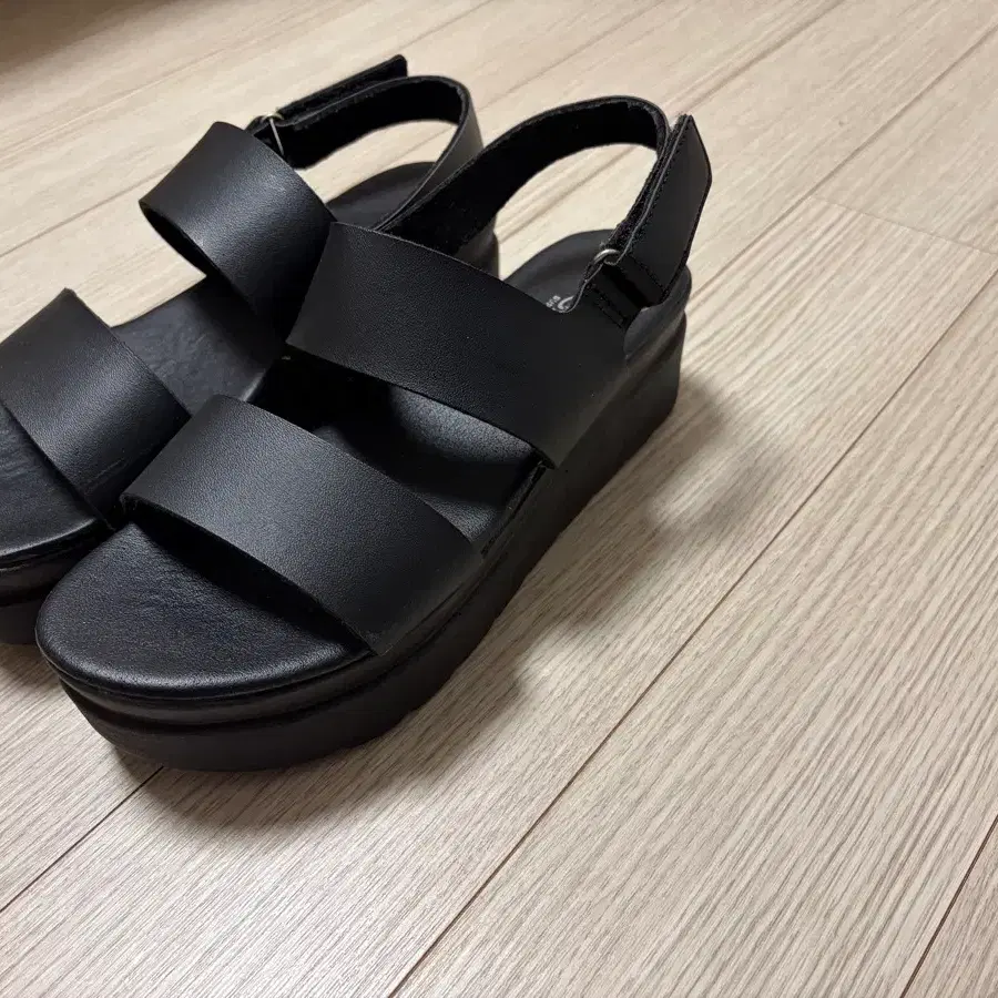 블랙 통굽 샌들