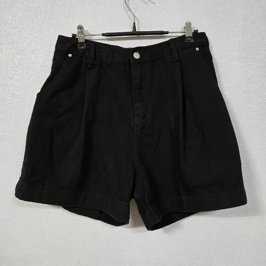 하이웨스트 핀턱 블랙 데님반바지 66