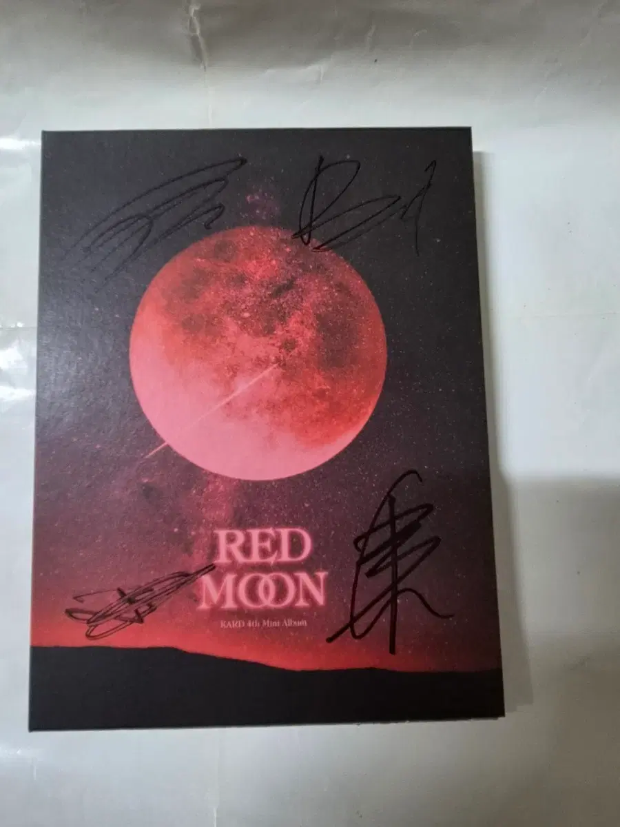 KARD RED MOON 4집 미니앨범 친필 사인 cd 입니다 깨끗합니다