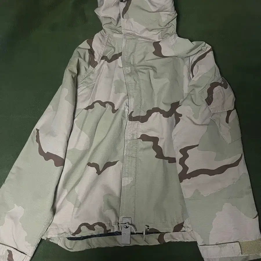 미군 오리지널 사막 3색(3-Color Desert / DCU) 화생방 방호의(Chemical Protective Suit / JSLIST) 기반의 훈련용(Training) 자켓