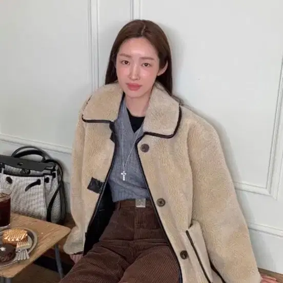 앳코너 오버핏 리버시블 페이크 퍼 레더코트 무스탕