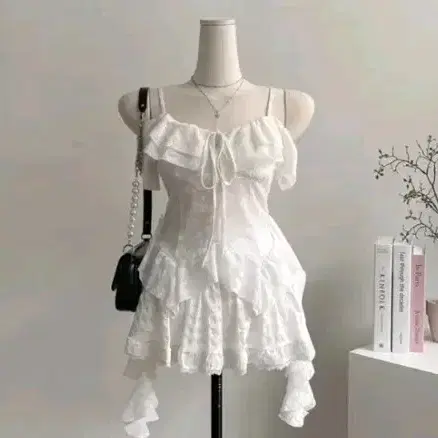 화이트 프릴 오프숄더 블라우스 새거