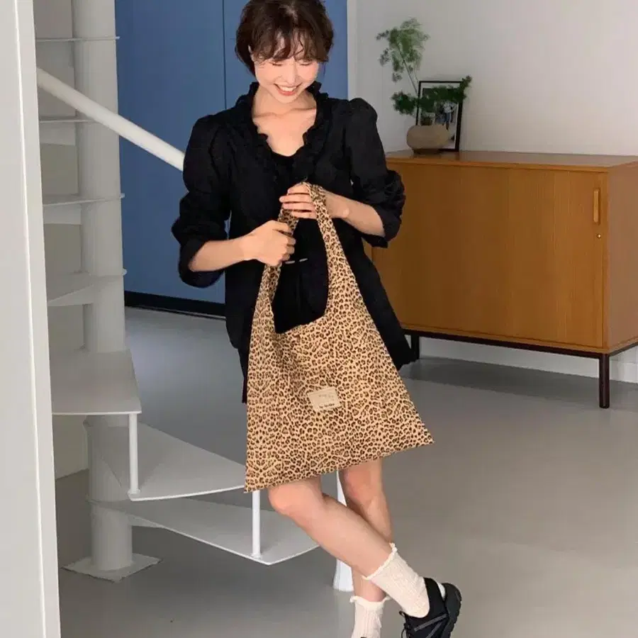 아뜰리에파크 이지 호보백 레오파드
