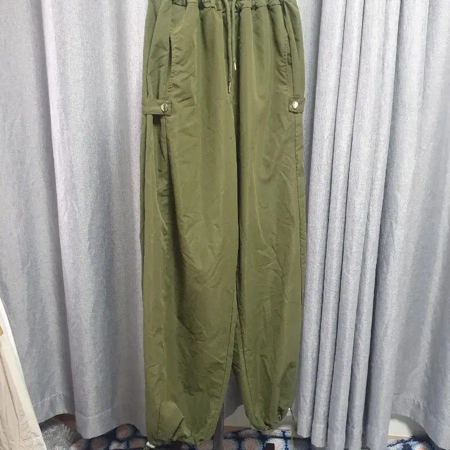 카키 스트릿 조거 팬츠