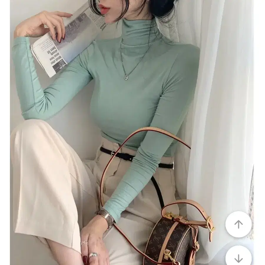 민트색 터틀넥 니트