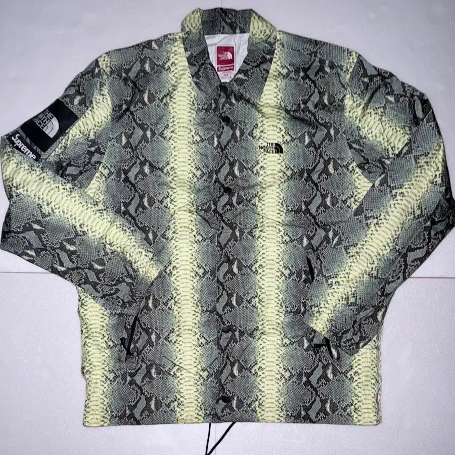 Supreme x The North Face Snake Skin Windbreaker Jacket M (2)