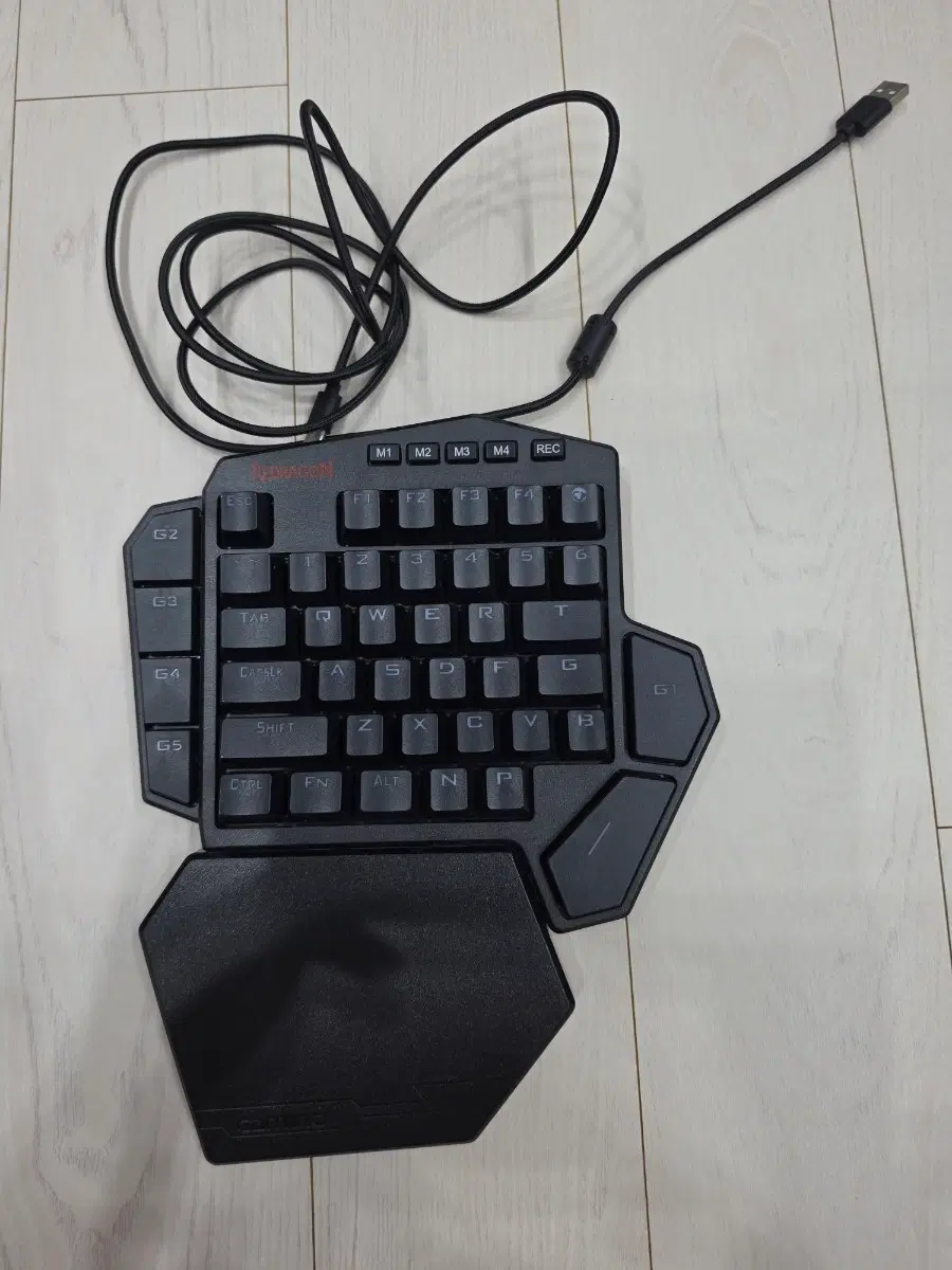 레드드래곤 K585RGB 한손 기계식 키보드 판매합니다.