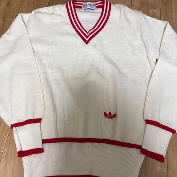 adidas 트레포일 니트 V넥 화이트 x 레드 90s풍 인기 디자인