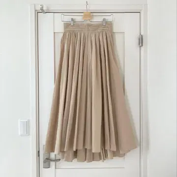 에부레 ebure 허리 턱 플레어 롱 스커트 베이지 론 헤르만