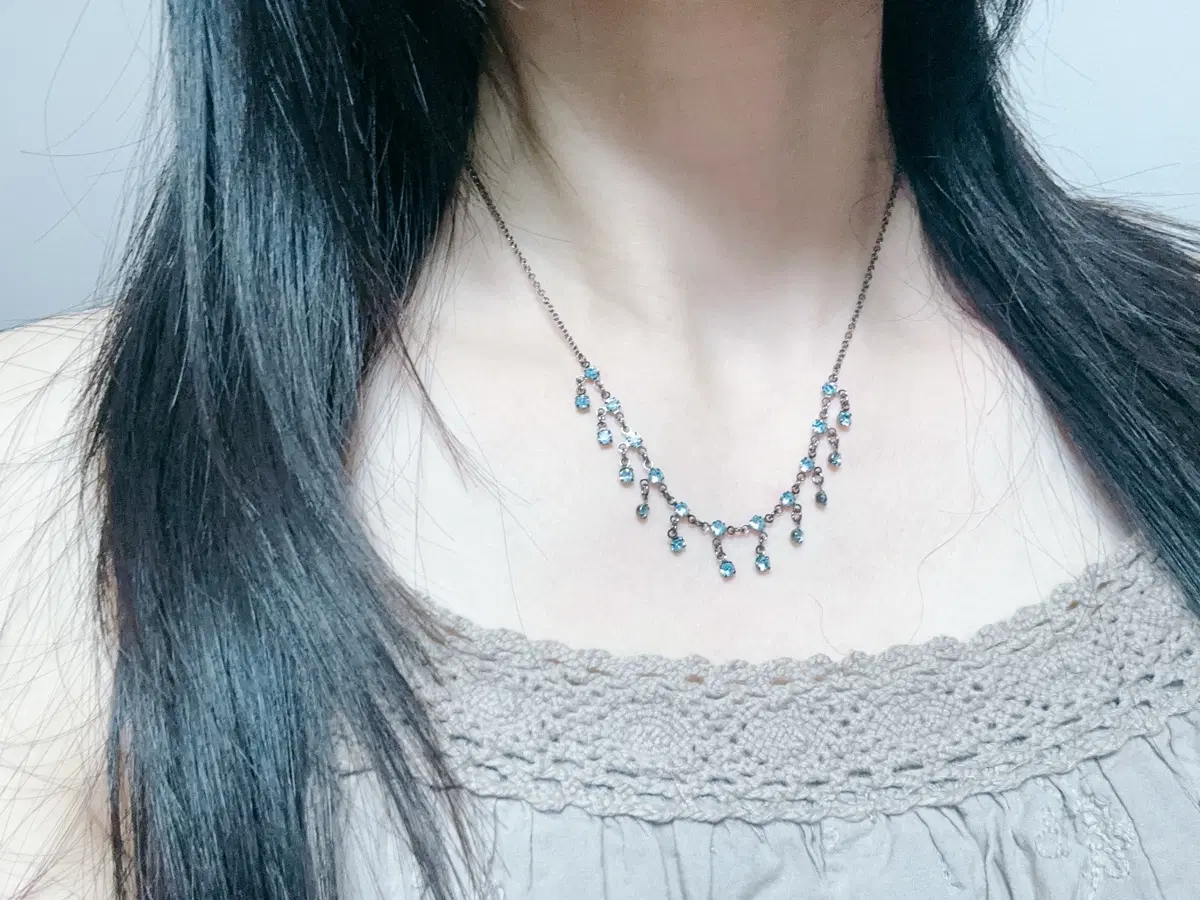 모리 스카이블루 물방울 목걸이