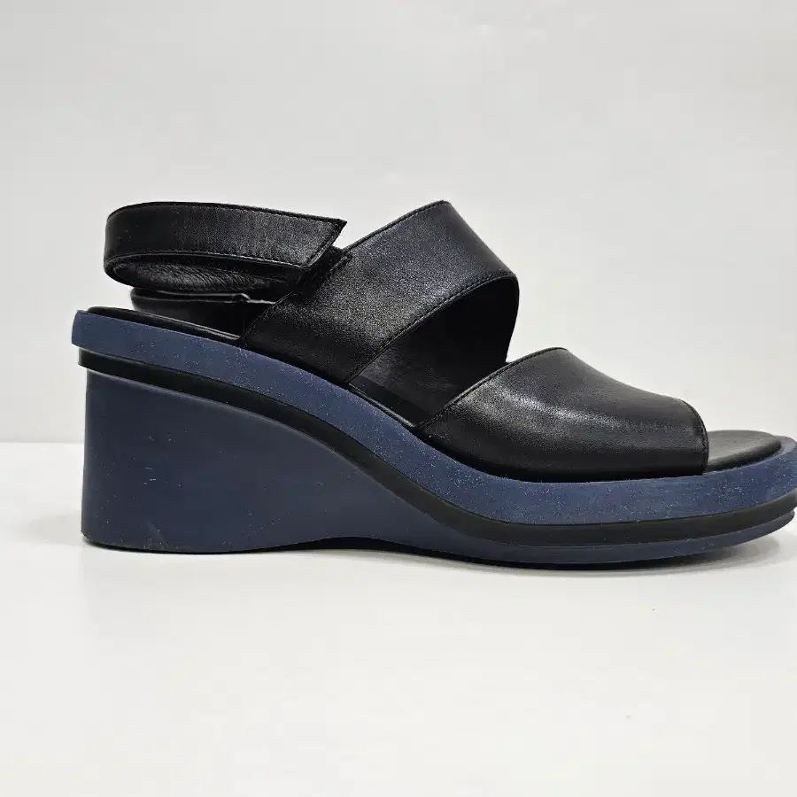 캠퍼 20SS 카이라 여성 가죽 웨지힐 샌들 / EU 39 (250전후) 블랙