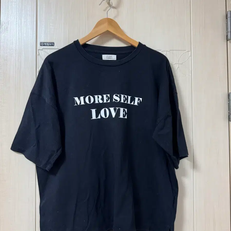 스튜디오톰보이 블랙 "MORE SELF LOVE" 반팔티