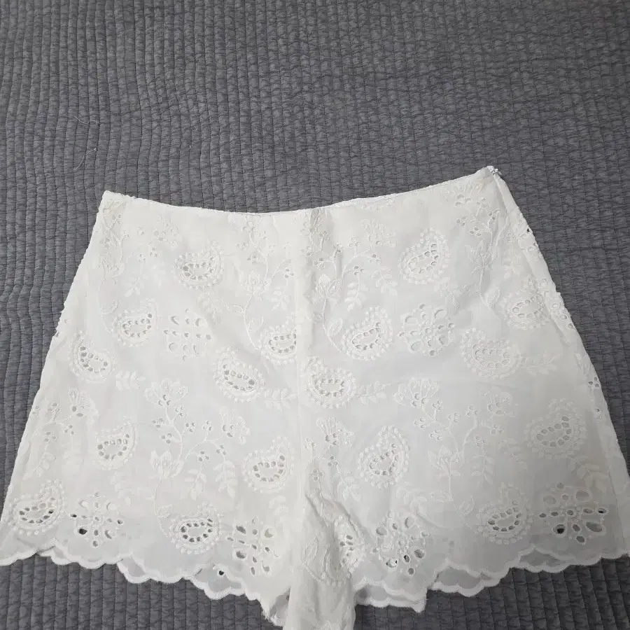 (새상품)Zara 자라 자수 반바지 L