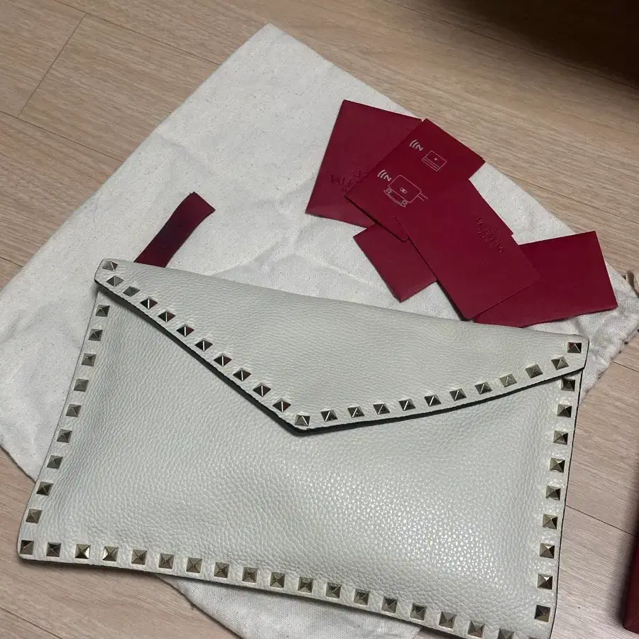 발렌티노 락스터드 클러치