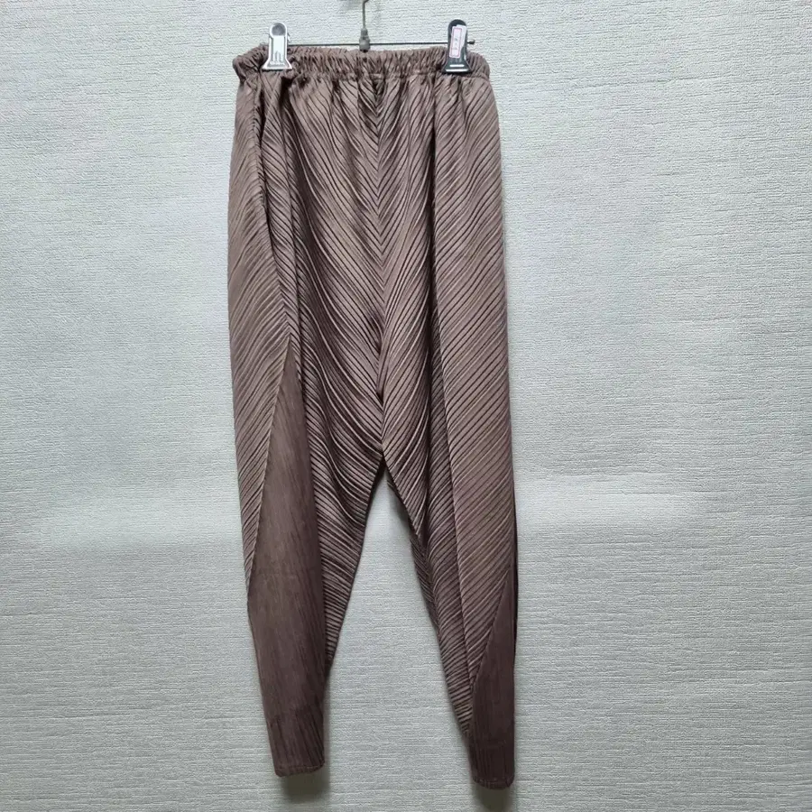 b081 플리츠 바지