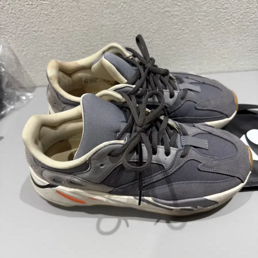 아디다스 이지부스트 700 V2 마그넷