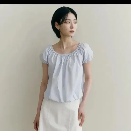 오스트카카 밴딩 볼륨 탑 블라우스 스카이블루