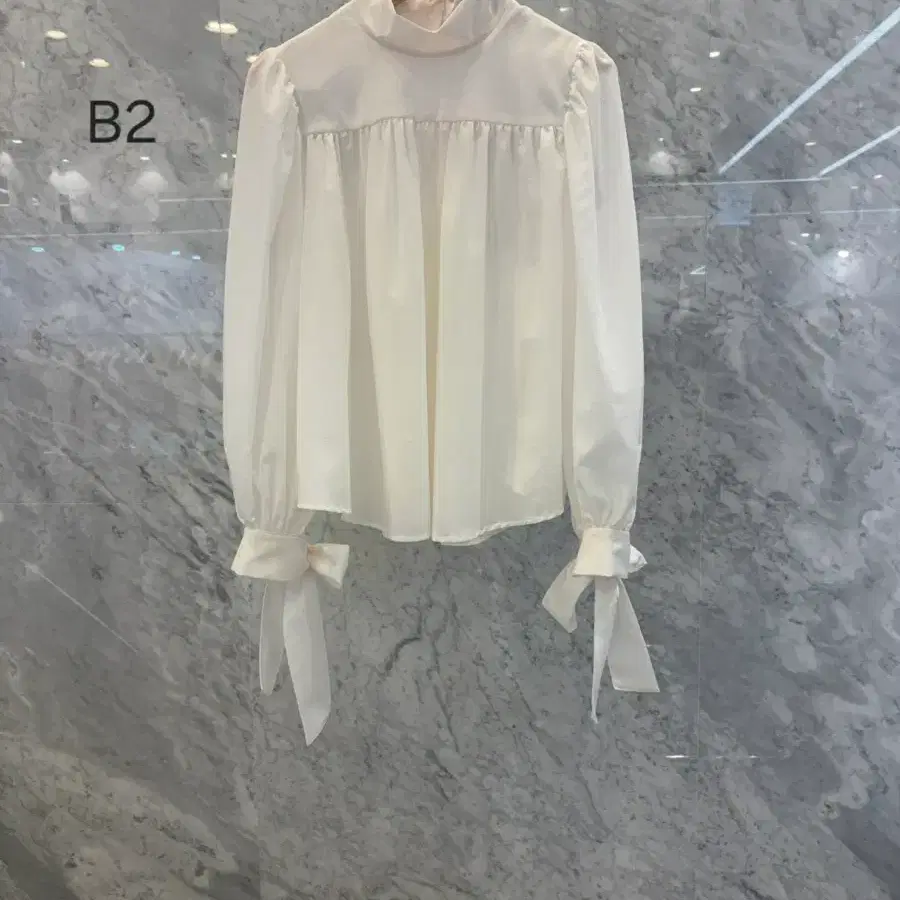 js뉴욕스타일신상 반하이넥 셔링  소매 리본끈 포인트 블라우스b2