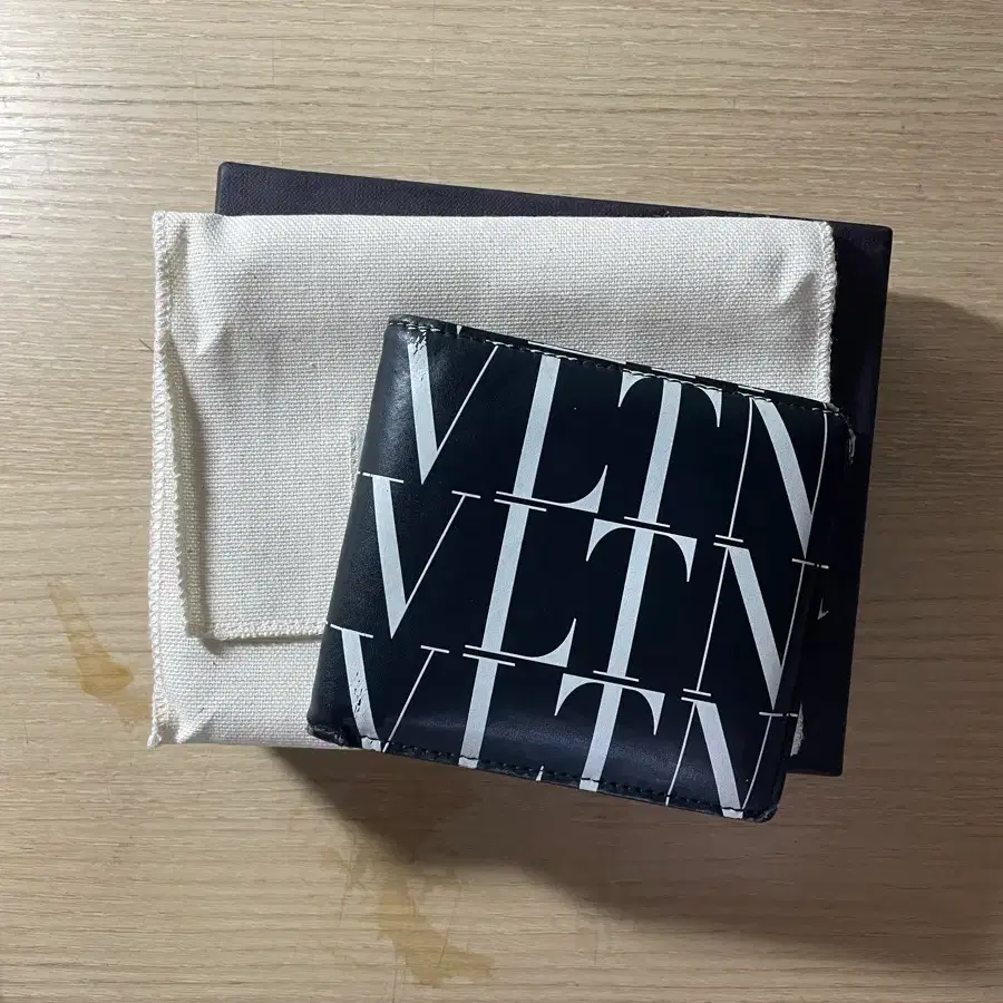 발렌티노 VLTN 타임즈 가죽 반지갑 풀박스
