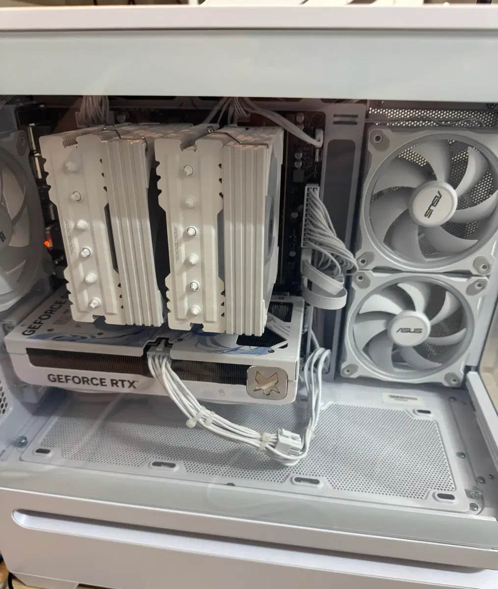 업자x7800X3D 5060ti 8g 화이트 본체 팝니당