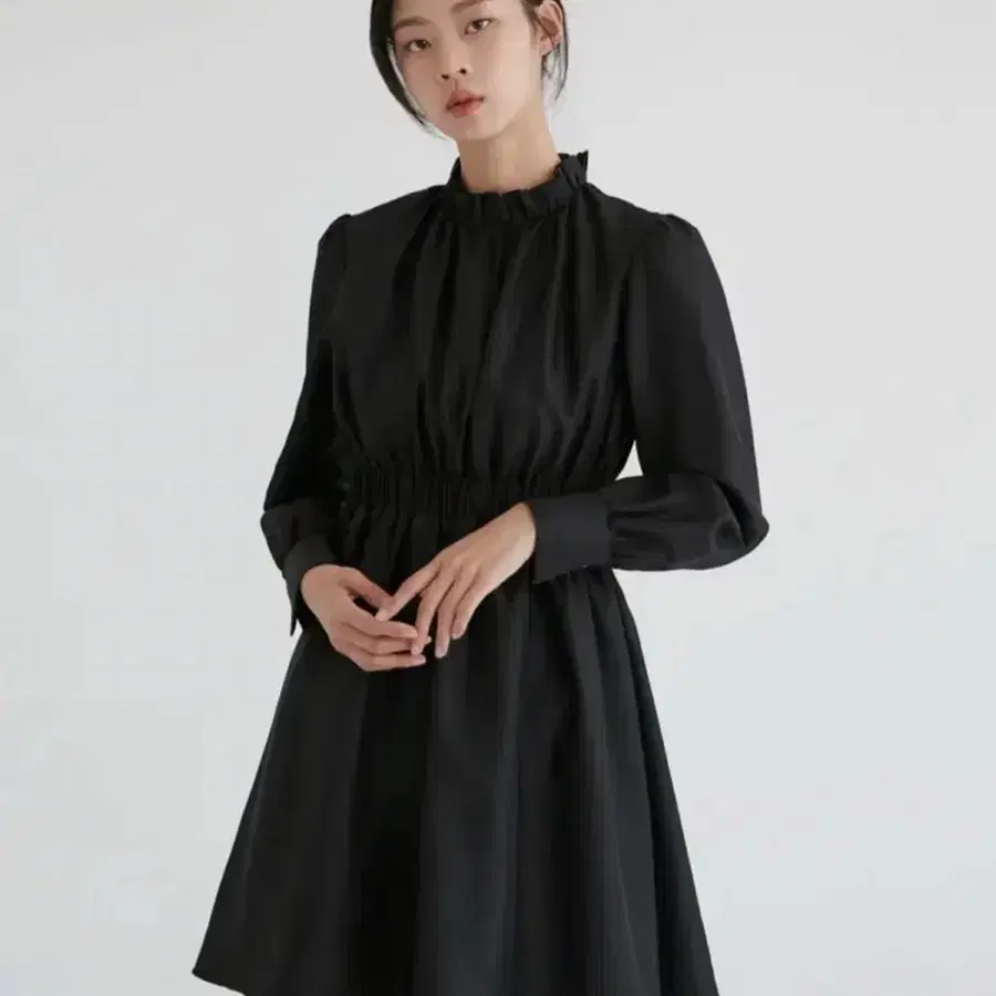 새상품)우주스튜디오 프릴 하이넥 블랙 미니 원피스 FREE