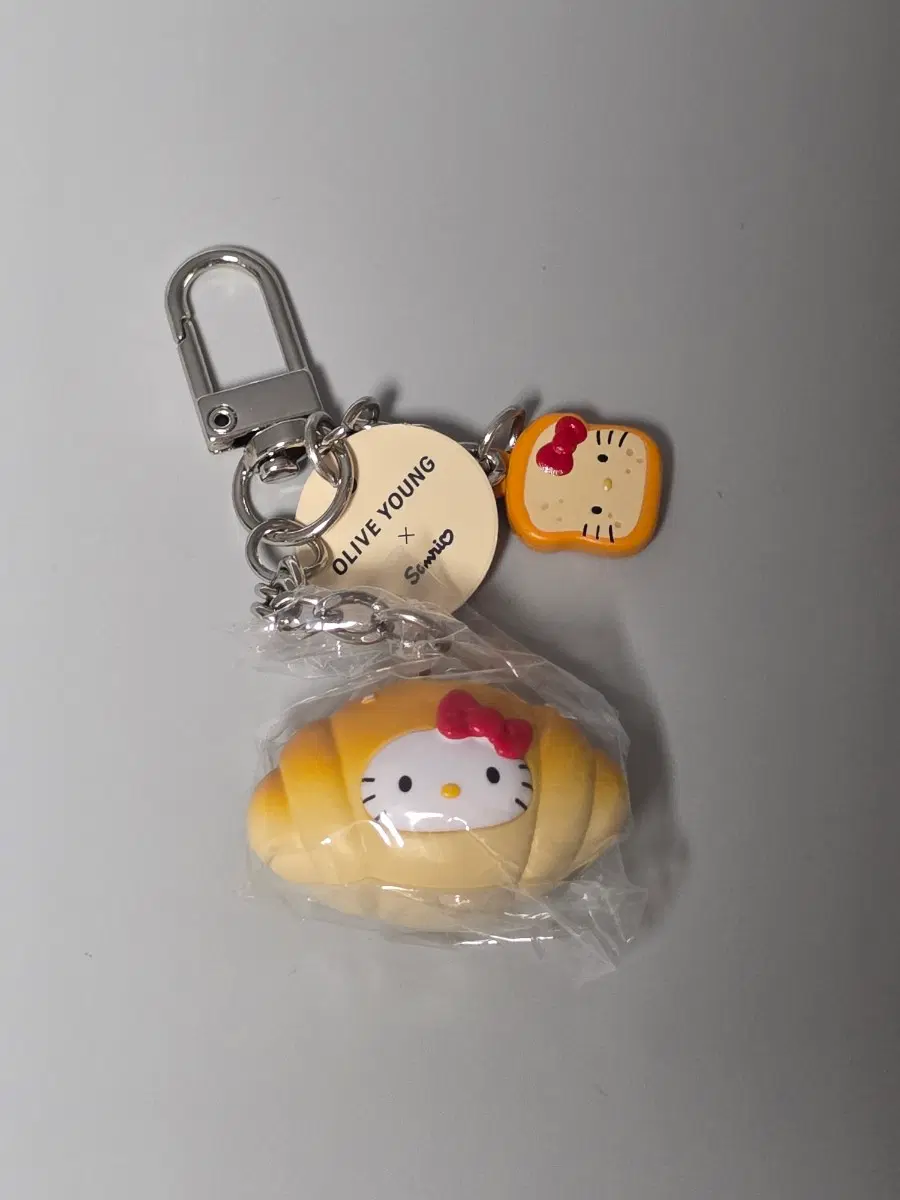 올리브영 헬로 키티 간식 지역 키링 대전 빵 올영 소금빵