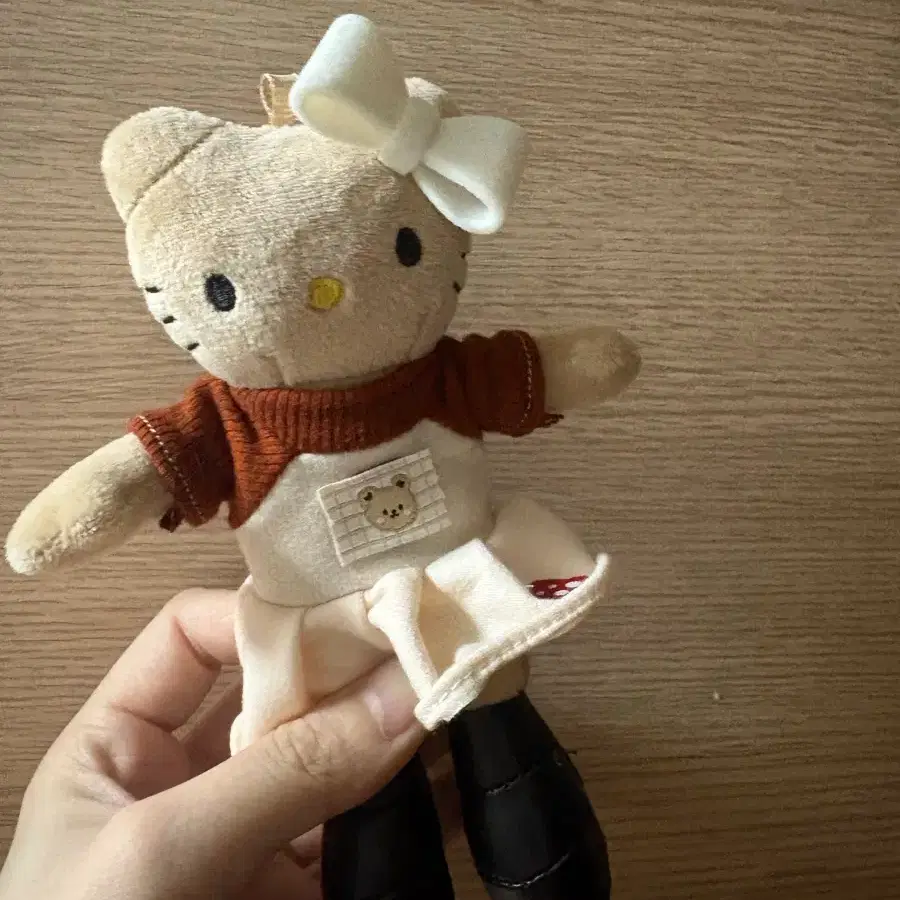 산리오 헬로키티 인형 옷 입은 베이지색 롱다리키티키링