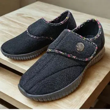 [컨디션 최상 새상품] 여성용 벨크로 테이프 신발 / 경량 / 블랙 / 23.5~24.0cm