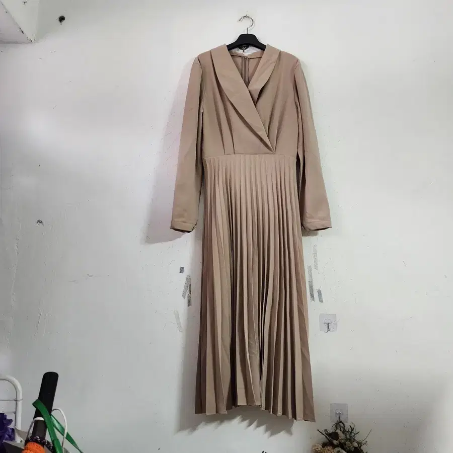 베이지색 플리츠 롱 원피스