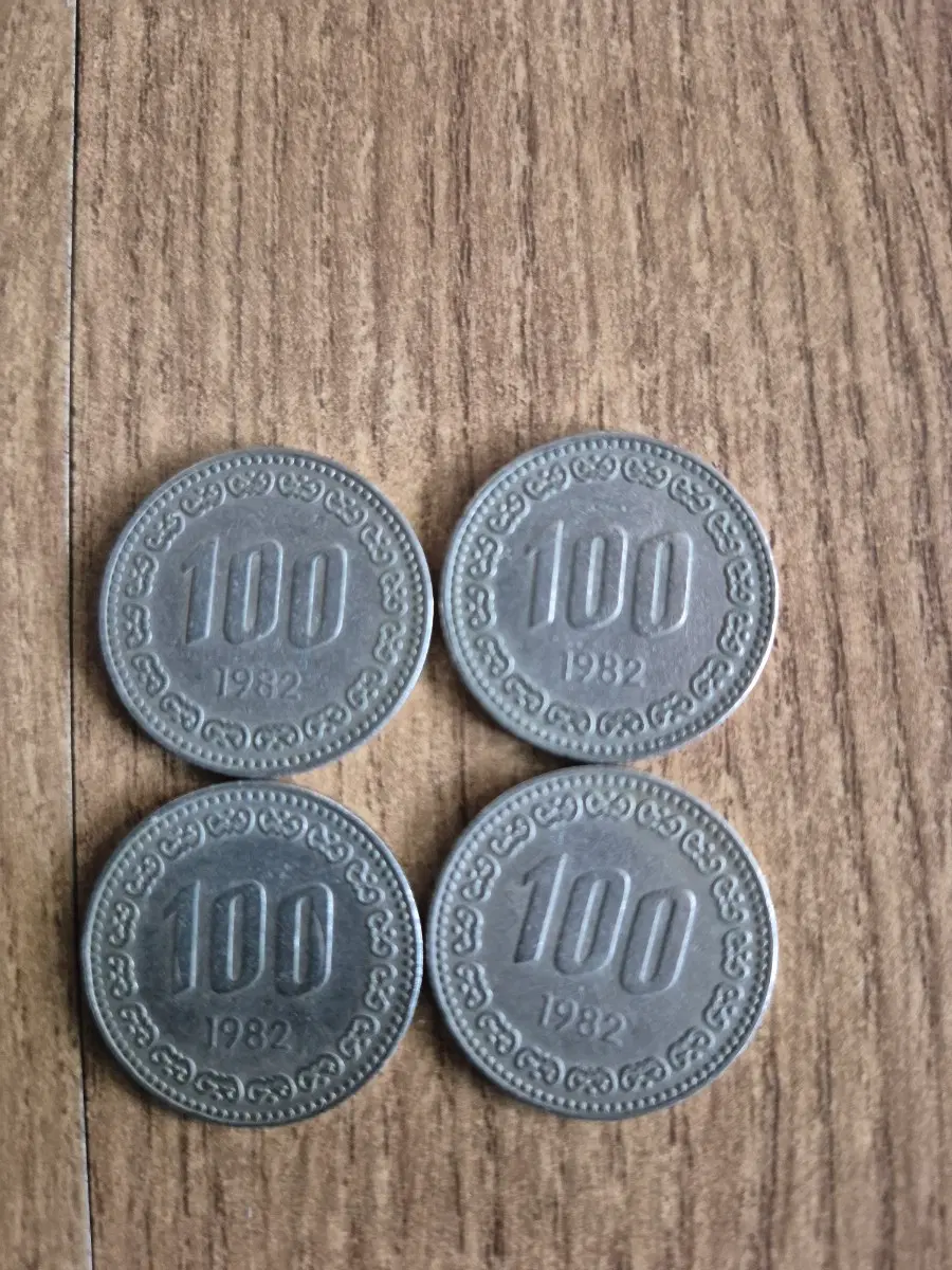 1982년 100원 동전 3개