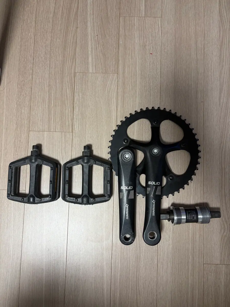 솔리드 크랭크셋 비비 페달 포함 판매 교신은 이득만