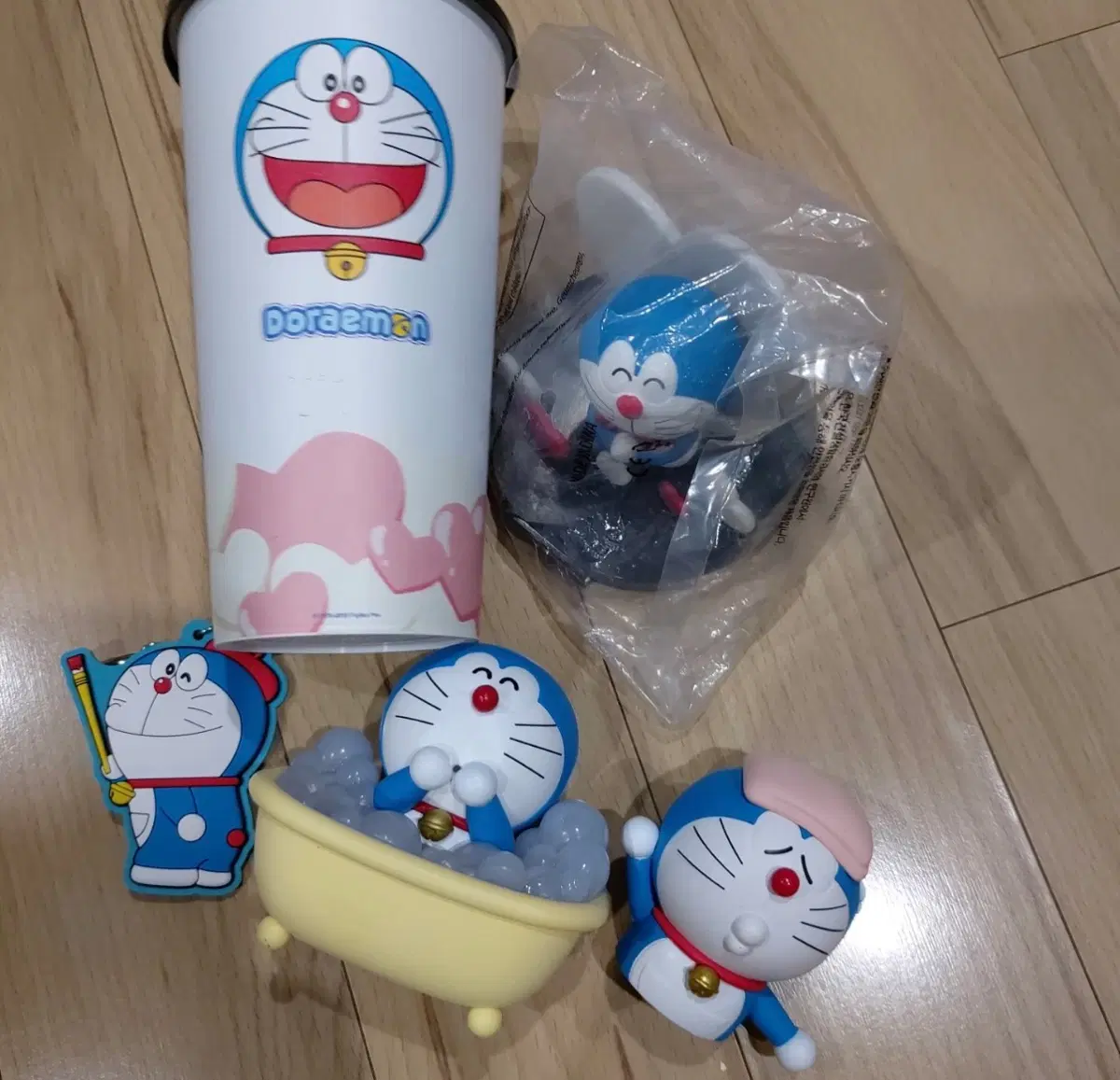 도라에몽 컵 피규어 세트와 키링 기타 피규어 2개