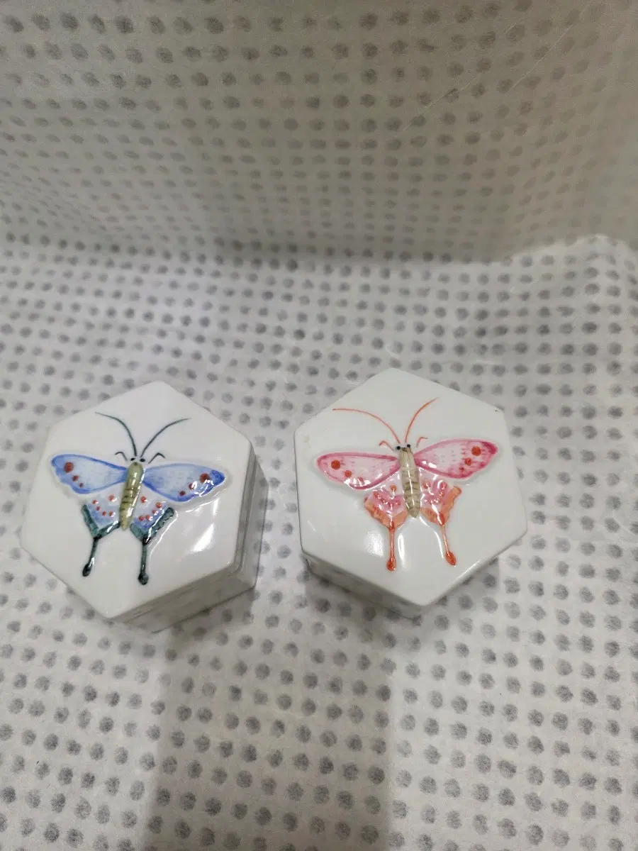 우일요 은전 김익영 청 홍 양각오색백자 육각 나비함 2점