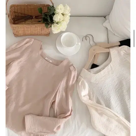 스퀘어넥 블라우스(크림)/ 새 상품