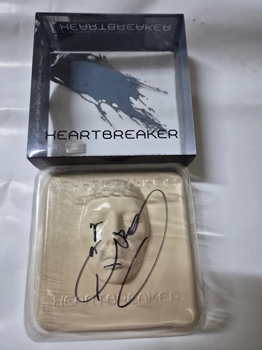 지드래곤 HEARTBREAKER 앨범 1차 싸인 cd 올려봅니다 마지막가격내려봅니다^^