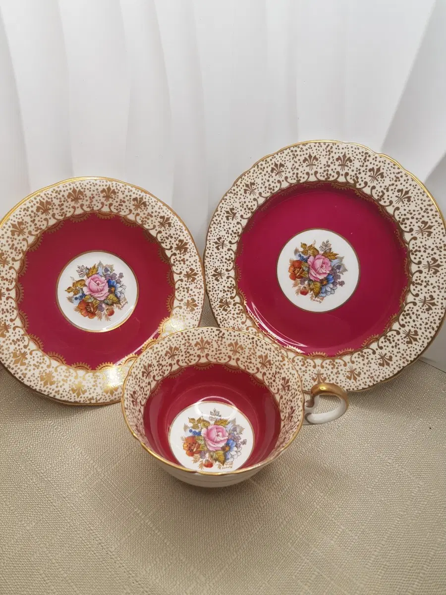 황실찻잔 친필싸인들어간 앤슬리. Aynsley bone china