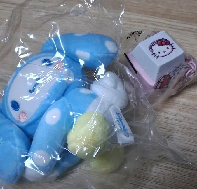 올리브영 증정 기획 일괄(시나모롤 자석 인형,헬로키티 대왕 키캡)
