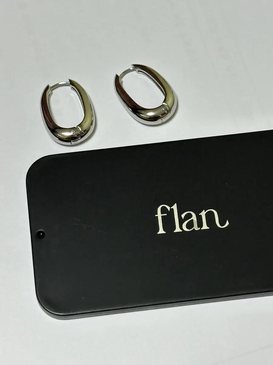 flan 은색 볼드 후프 귀걸이